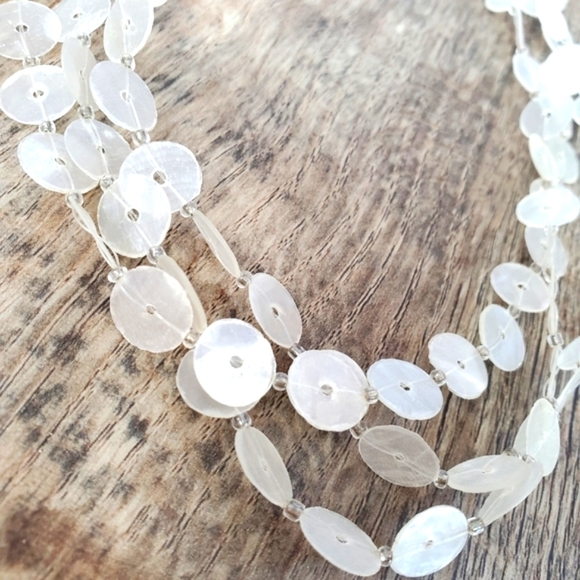 ⭐2/$20 Delicate white shell necklace - Picture 1 of 5
